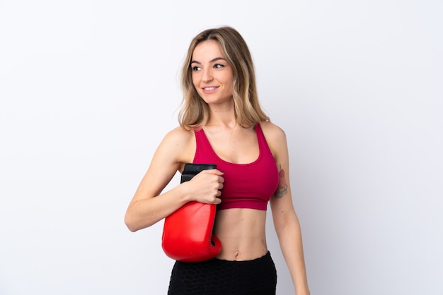 Foto mujer joven deporte con guantes de boxeo