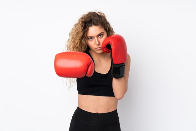 Mujer joven deporte en pared blanca con guantes de boxeo