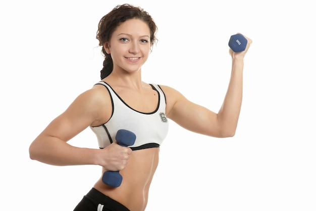 Mujer joven deporte con pesas sobre fondo blanco.