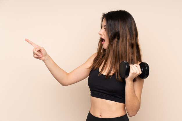 Mujer joven deporte sobre pared aislada