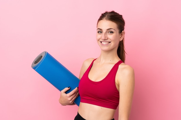 Mujer joven deporte sobre pared aislada