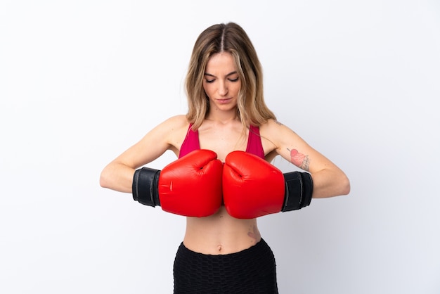 Mujer joven deporte sobre pared blanca aislada con guantes de boxeo