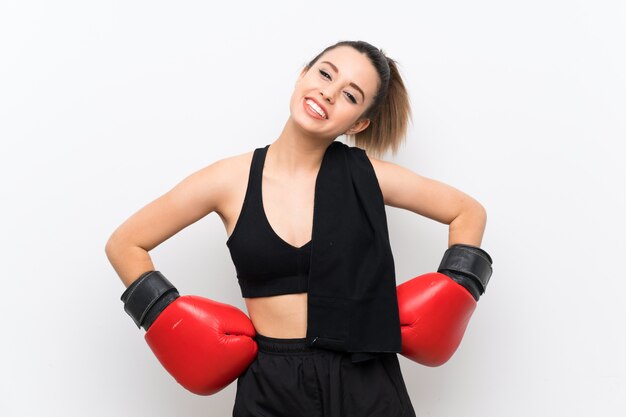 Mujer joven deporte sobre pared blanca con guantes de boxeo