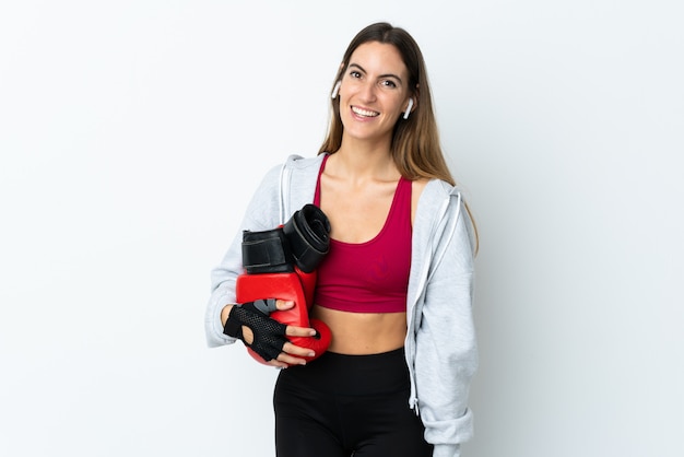 Mujer joven deporte sobre pared con guantes de boxeo