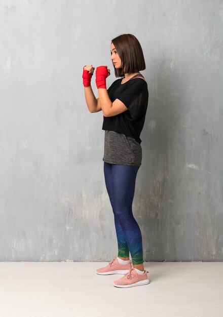 Mujer joven deporte en vendas de boxeo