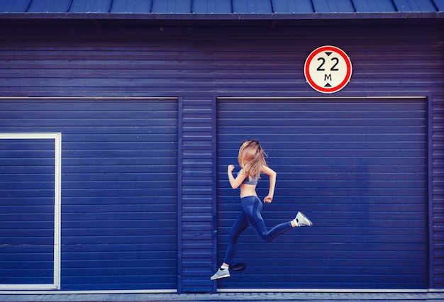 Mujer joven deportiva corriendo