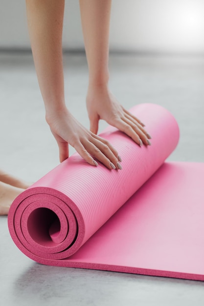 Foto mujer joven deportiva haciendo práctica de yoga aislada sobre fondo blanco. concepto de vida saludable