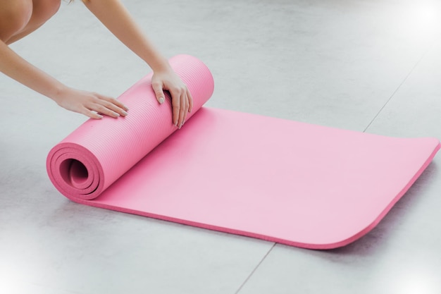 Mujer joven deportiva haciendo práctica de yoga aislada sobre fondo blanco. Concepto de vida saludable