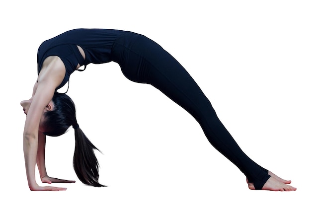 Foto mujer joven deportiva haciendo práctica de yoga aislada sobre un fondo blanco