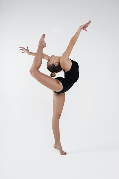 Mujer joven deportiva haciendo práctica de yoga concepto aislado de vida saludable y equilibrio natural entre