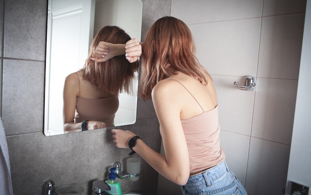 Mujer joven deprimida en el baño.