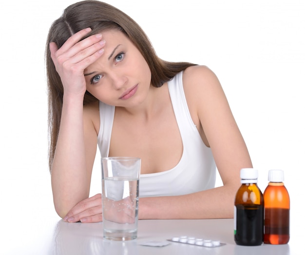 Mujer joven deprimida con medicamentos.