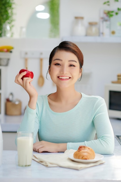 Mujer joven desayunando dieta equilibrada