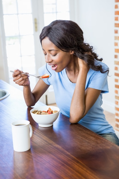 Mujer joven desayunando