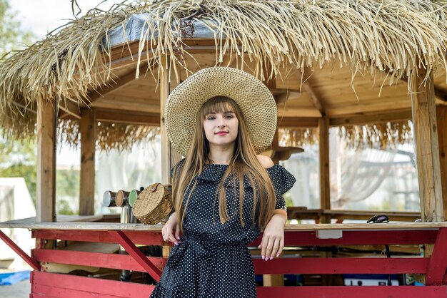 Mujer joven descansa en la naturaleza en verano