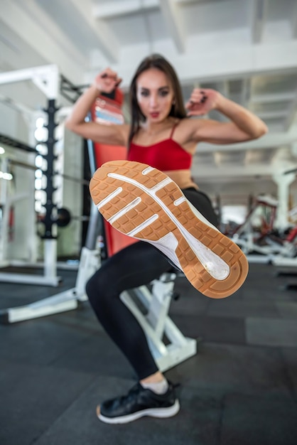 Mujer joven descansando después de hacer ejercicio en el gimnasio como estilo de vida activo