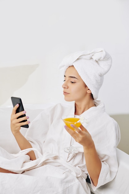 Mujer joven descansando después de tomar un baño