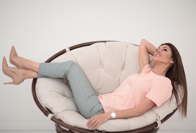 Mujer joven descansando en una silla cómoda