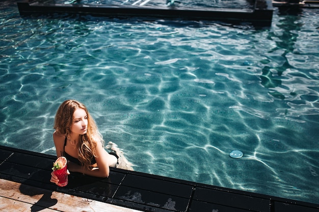 Foto mujer joven, descansar, en, piscina