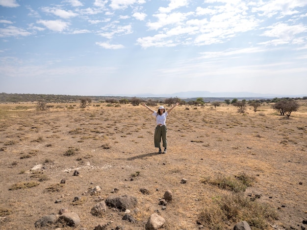 Mujer joven en el desierto con espacio de copia