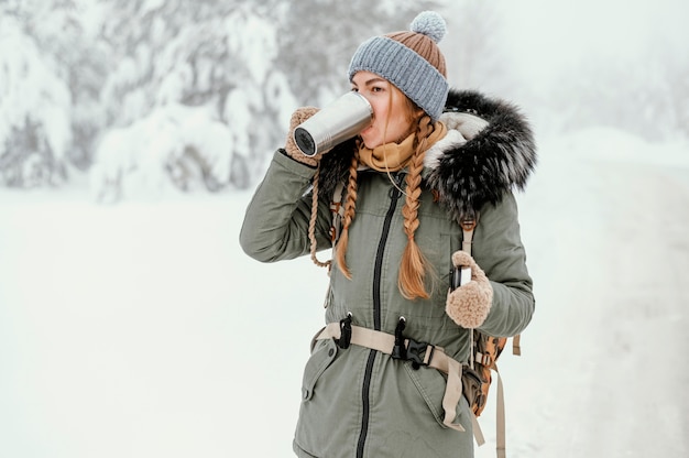 Foto mujer joven el día de invierno