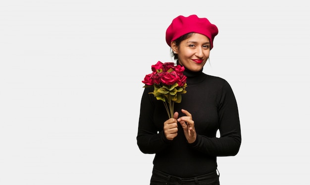 Mujer joven en el día de San Valentín ideando un plan