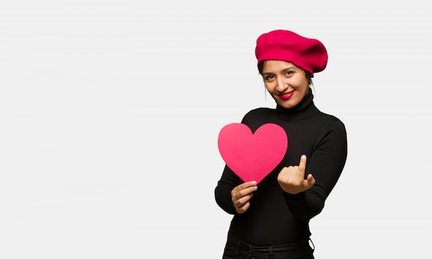 Mujer joven en el día de San Valentín invitando a venir