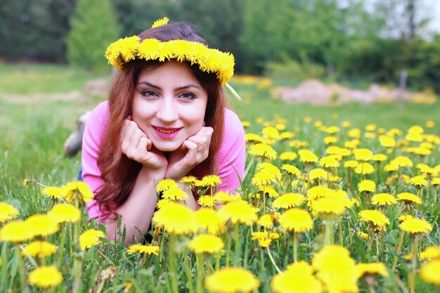 Mujer joven, en, diente de león, pradera