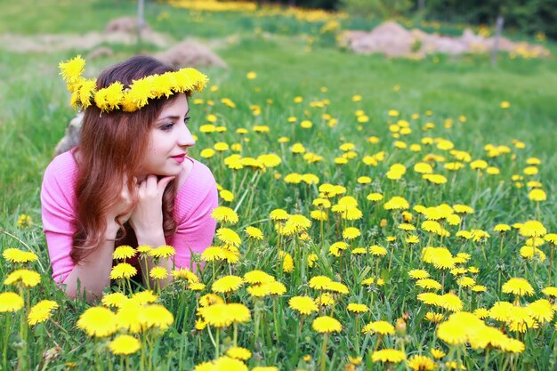 Mujer joven, en, diente de león, pradera