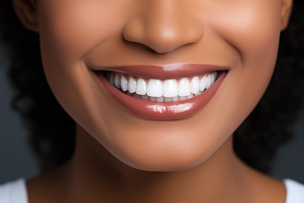 Mujer joven con dientes sanos perfectos que simbolizan un cuidado dental óptimo, blanqueamiento y salud bucal