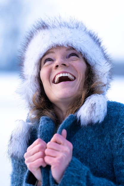 Mujer joven disfruta del clima invernal