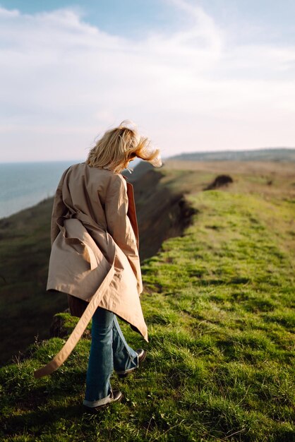 Mujer joven disfruta de un día soleado de primavera Gente estilo de vida viajes naturaleza y concepto de vacaciones