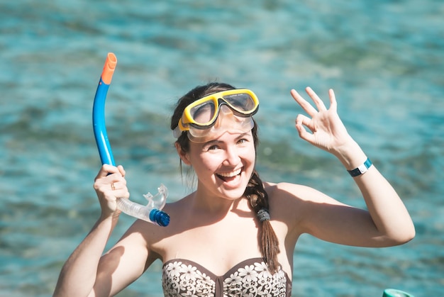 Mujer joven disfrutando del buceo en el Mar Rojo.