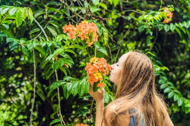 Mujer joven disfrutando de un hermoso jardín floreciente