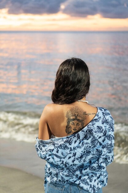 Mujer joven disfrutando de la impresionante vista del atardecer