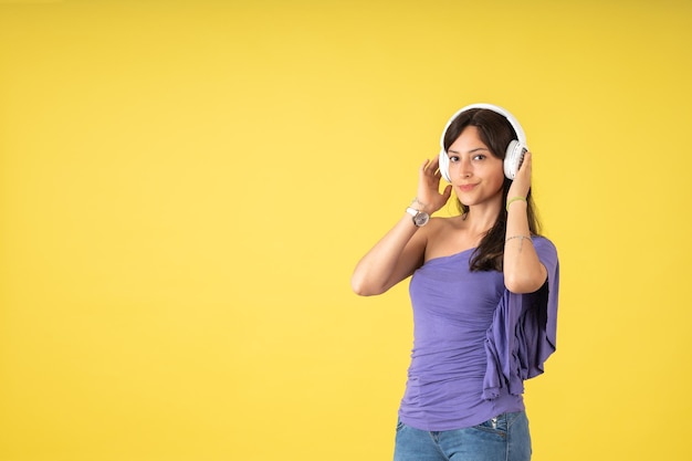 Mujer joven disfrutando de la música de sus auriculares