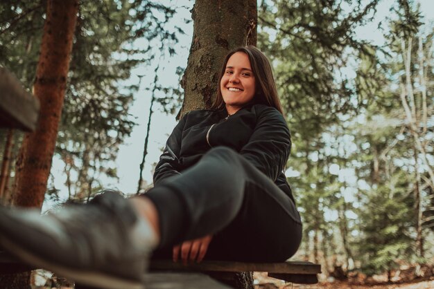 Mujer joven disfrutando de la naturaleza haciendo un picnic en la naturaleza caminando en el bosque disfrutando de la puesta de sol