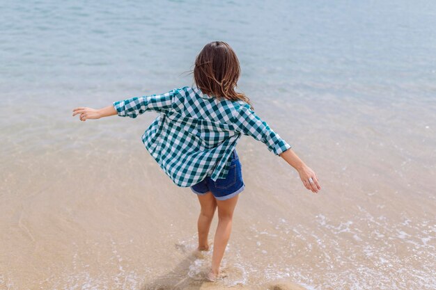 Mujer joven disfrutando de la playa