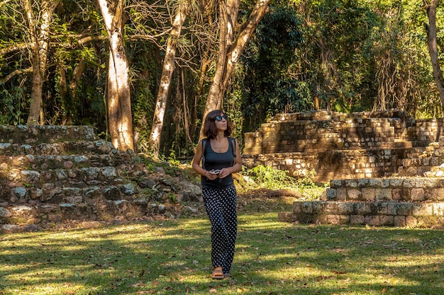 Una mujer joven disfrutando de los templos de copán ruinas honduras