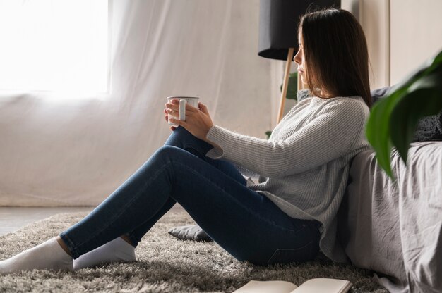 Foto mujer joven disfrutando de la vida sin conexión