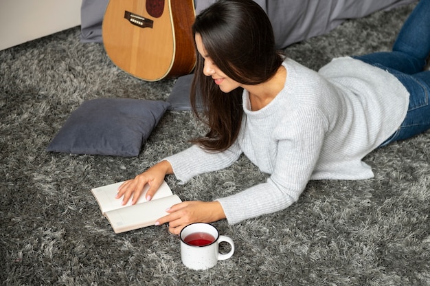 Foto mujer joven disfrutando de la vida sin conexión