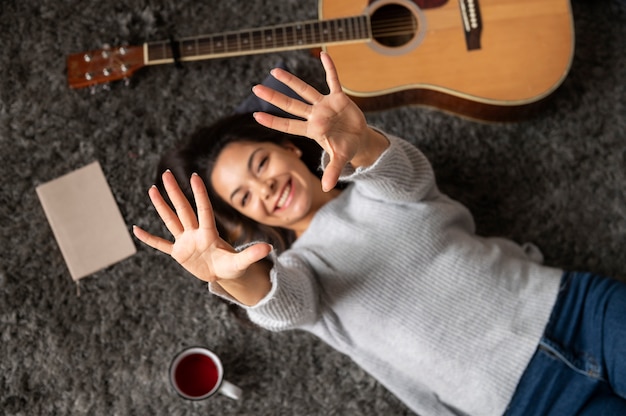 Foto mujer joven disfrutando de la vida sin conexión