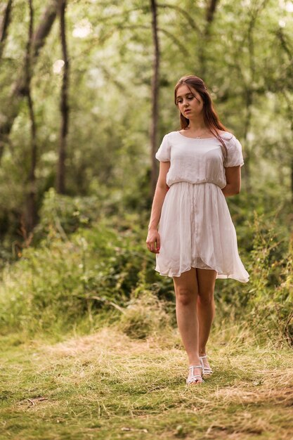 Mujer joven disfrutar de la naturaleza en la temporada de otoño estilo de vida retrato femenino elegancia moda retro