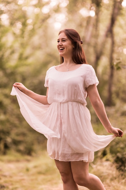 Mujer joven disfrutar de la naturaleza en la temporada de otoño estilo de vida retrato femenino elegancia moda retro