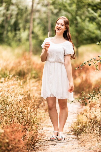 Mujer joven disfrutar de la naturaleza en la temporada de otoño estilo de vida retrato femenino elegancia moda retro