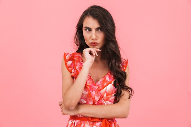 Mujer joven disgustada posando pared aislada.