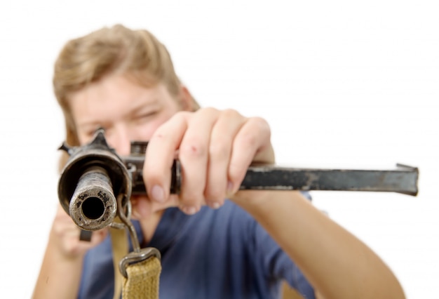 Mujer joven disparando con una pistola