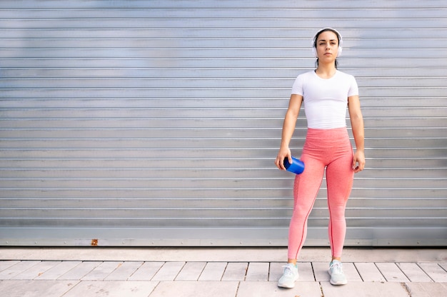 Mujer joven dispuesta a salir a correr.