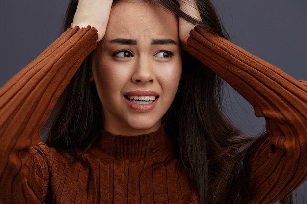 Mujer joven divertido suéter marrón posando ropa casual estilo de vida