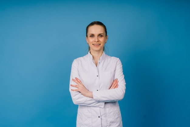 Mujer joven, doctor, en, blanco, bata de laboratorio, tiro del estudio